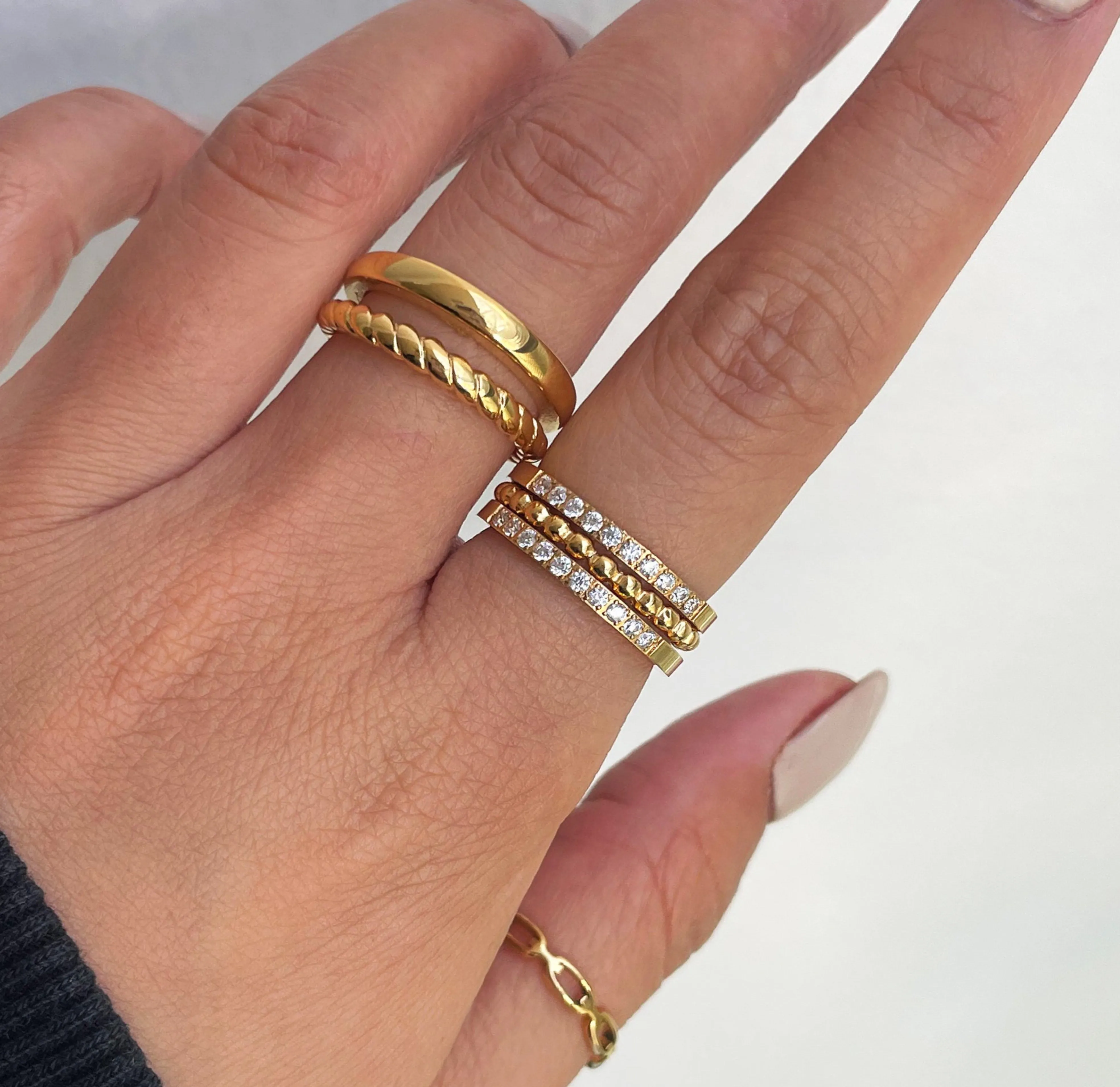 STELLA GOLD ETERNITY STACKABLE RING